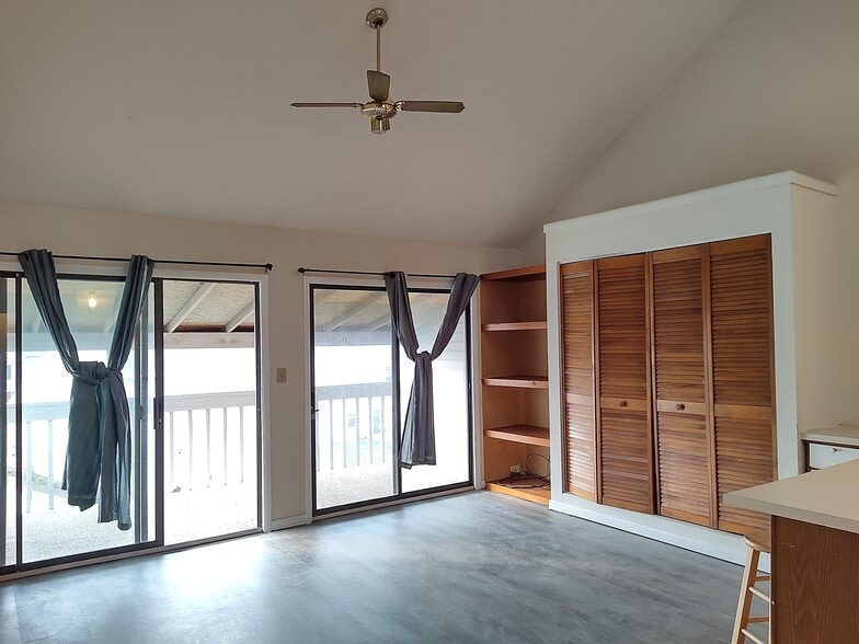 Building Photo - 500 Fairway Village Dr