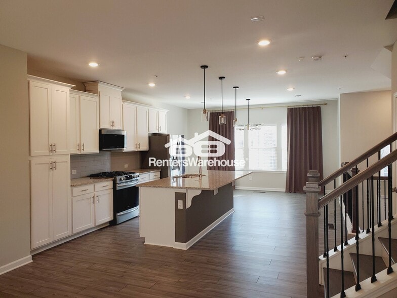 Building Photo - 328 Commons Ave