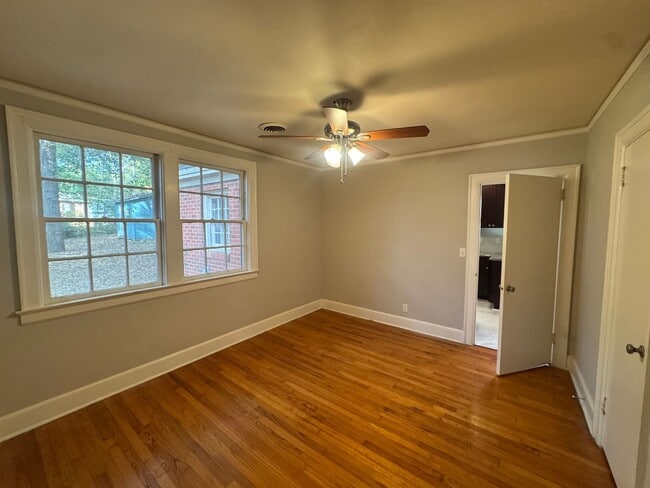 Building Photo - Adorable Home