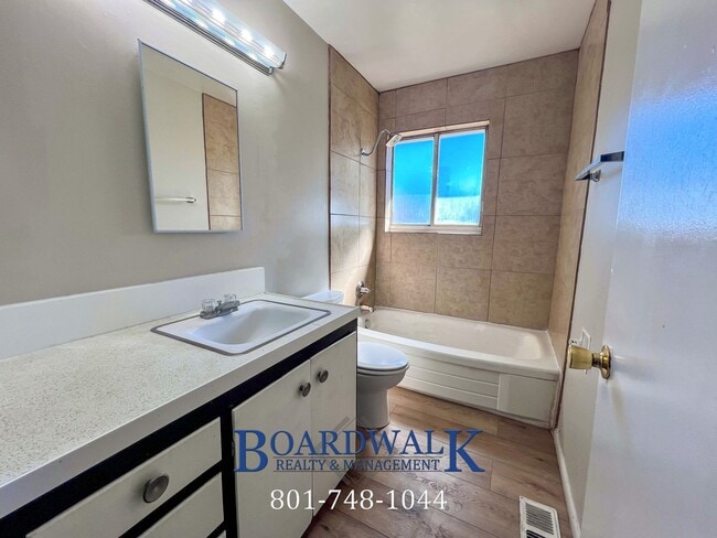 Building Photo - Awesome Sandy 5 Bed 2 Bath House!