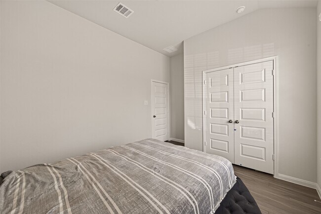 Building Photo - 3013 Chestnut Ln