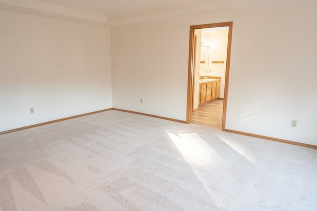 Building Photo - 3Bd/2.5Ba Bellevue House( Newport Hill)