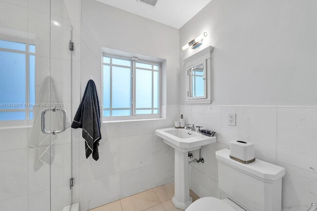 Building Photo - 5915 La Gorce Dr