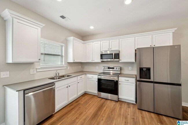 Building Photo - 559 Troubadour Ln