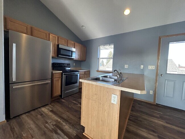 Building Photo - 2 Bed / 1 Bath Upstairs Condo with Garage. Convenient location. MOVE IN SPECIAL!