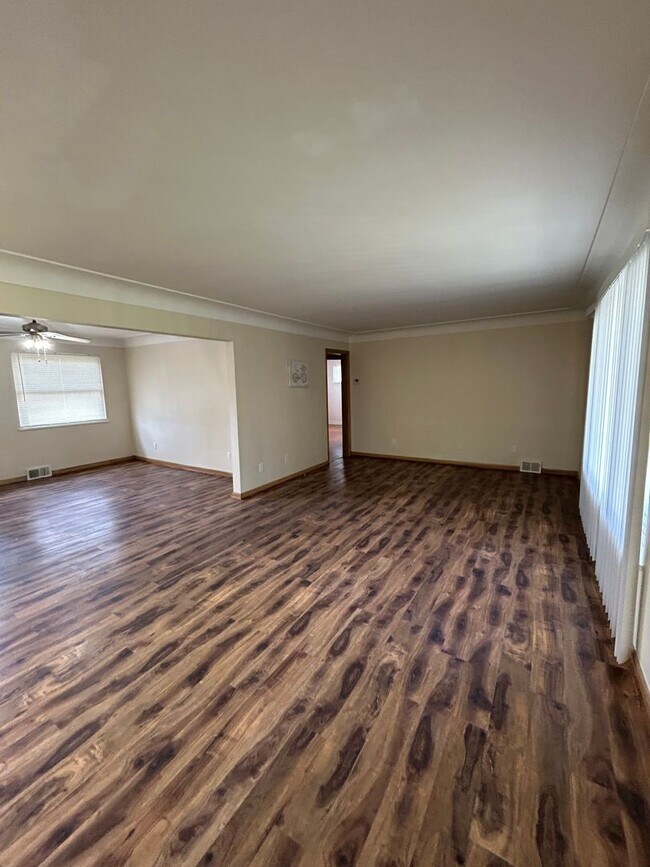 Building Photo - Brick Ranch for Rent in Highland  HTS close to the freeway