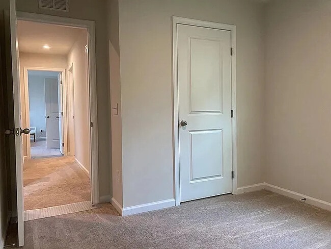 Building Photo - 4 Bedrooms 2.5 Bathrooms