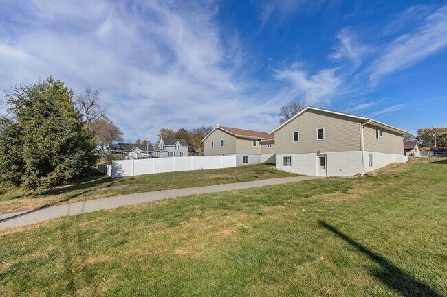 Building Photo - 112 N 5th St