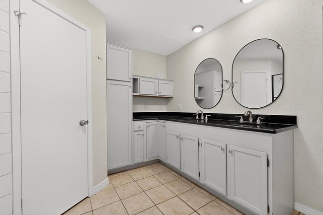 Building Photo - 5300 Honey Dew Terrace