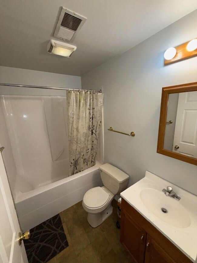 Building Photo - 2556 Sweetser Ave