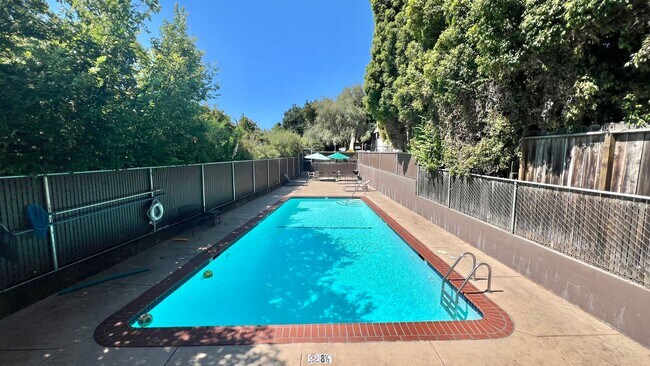 Building Photo - Large 1 bed 1 bath Nestled in Grand Lake Neighborhood