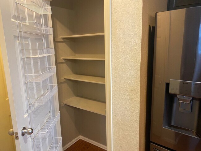 Building Photo - Charming, 3 story, 4 bed/3 bath on Corner Lot!