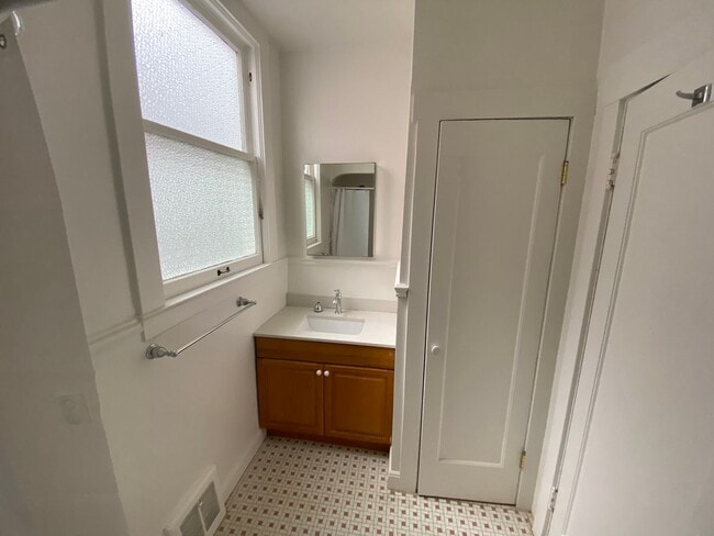 Building Photo - Epic REA - Spacious Light-filled Corner House 4BD/ 2BA