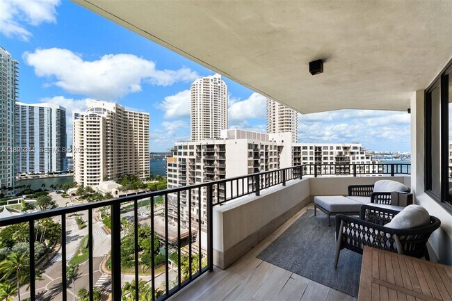 Building Photo - 520 Brickell Key Dr