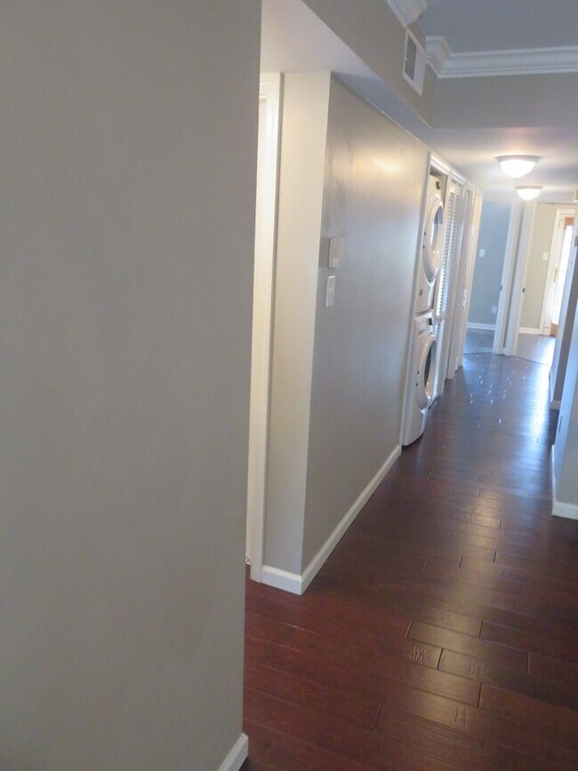 Building Photo - Laurel Villas #105 -3BR/2BA Available for AUGUST 2026 move in!