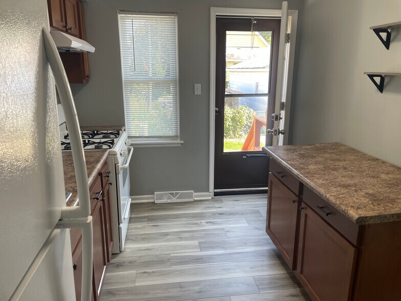 Kitchen - 1801 Lake Ave