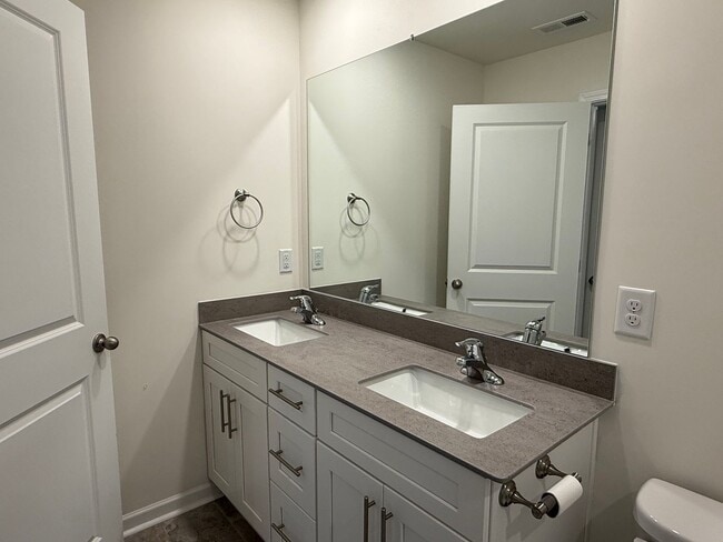 Building Photo - 3 Bedroom Condo Central Jonesborough