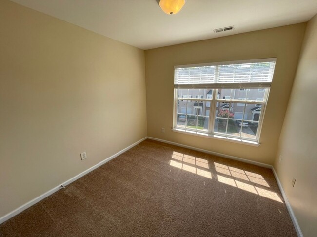 Building Photo - Beautiful 3 Bedroom End-Unit Townhouse