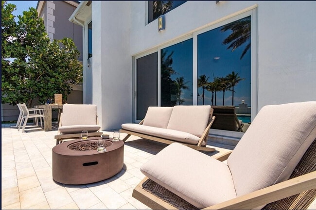 Building Photo - 3350 NE 14th Ct