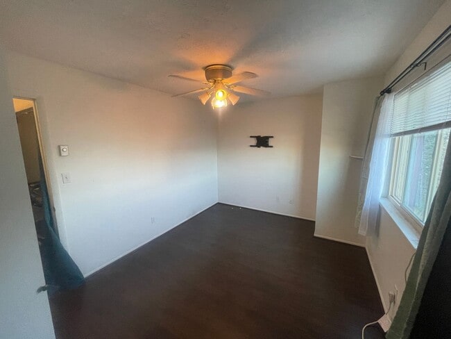 Building Photo - Beautiful Two Bedroom Home! End Unit!