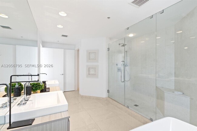 Building Photo - 17111 Biscayne Blvd