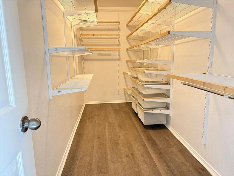 Master closet - 8833 Quarry Ridge Trl