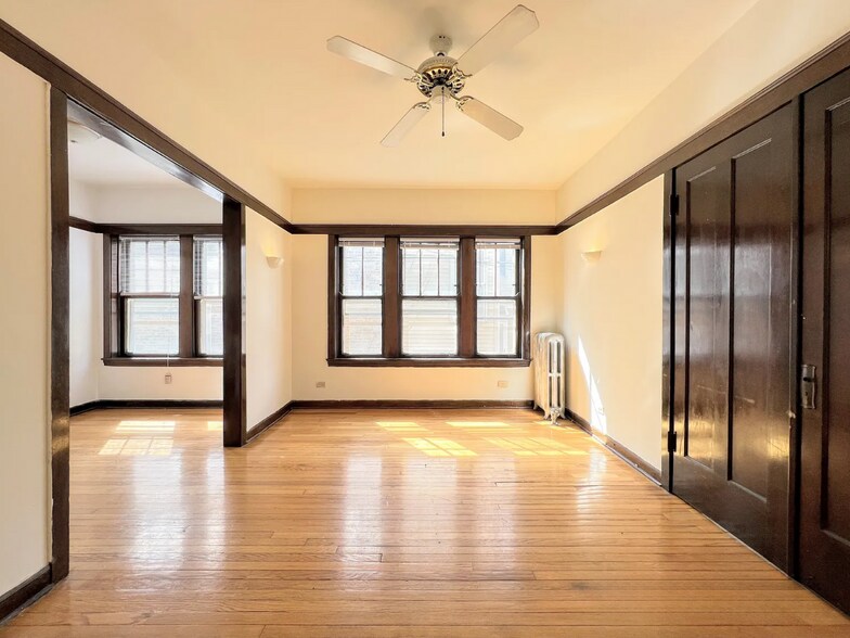 Building Photo - 820 W Waveland Ave