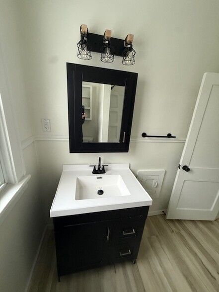 Building Photo - 1122 Milton St