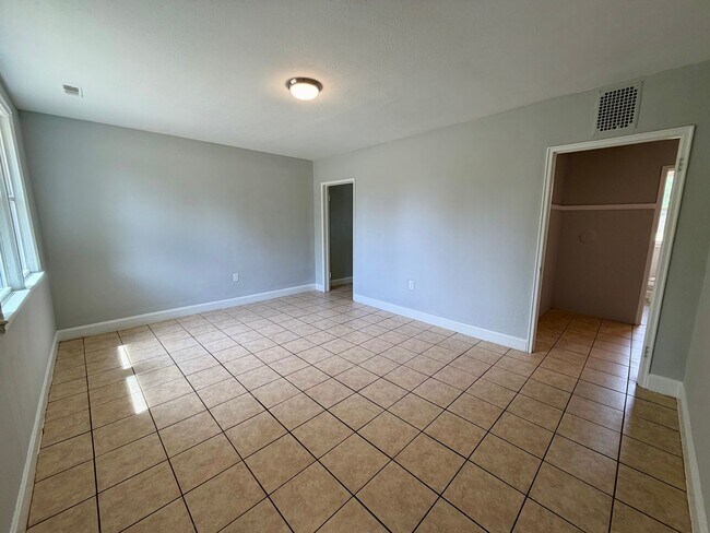 Building Photo - 704 Miller Rd