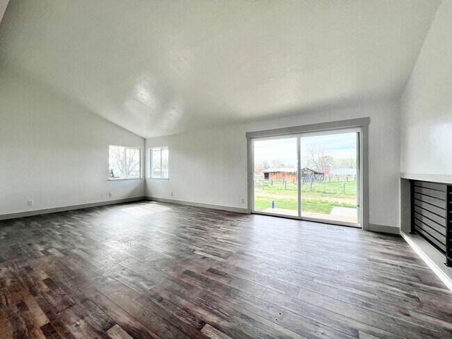 Building Photo - Newly Remodeled 3 Bedroom/2.5 Bathroom Hou...