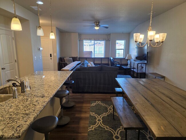 Building Photo - Charming 3 bedroom Townhome