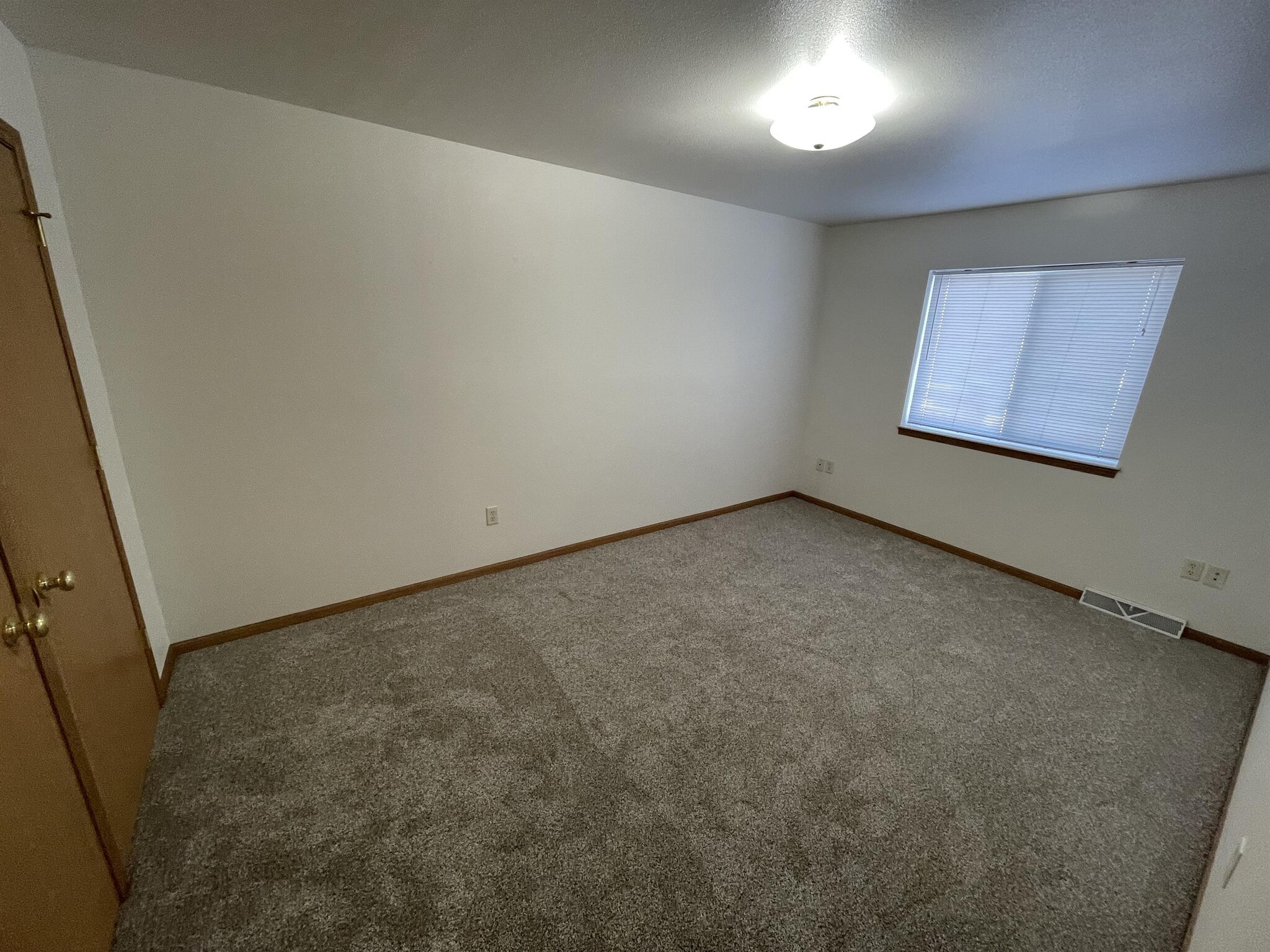 Building Photo - 148 Sater St