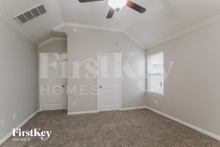 Building Photo - 605 Pine Creek Dr