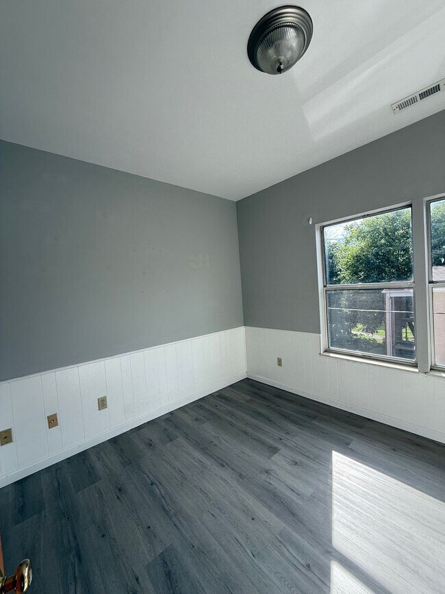Building Photo - OSU North Campus 5 bedroom 2 bath apartment