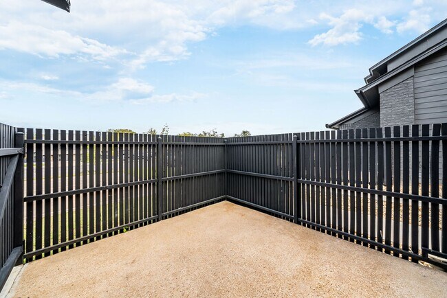 Building Photo - Stunning 2 bed / 2 bath condo in North Austin