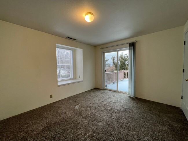 Building Photo - 620-622 Scenic Dr