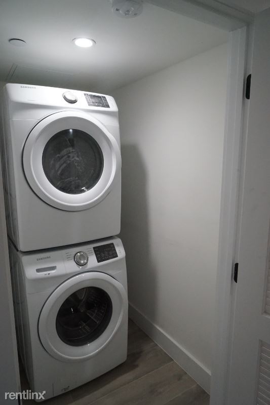 Building Photo - 3 br, 3 bath Townhome - 85 Utica Ave 1 Unit 1