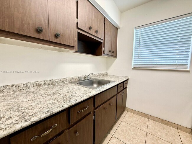 Building Photo - 206 SE 9th Ct