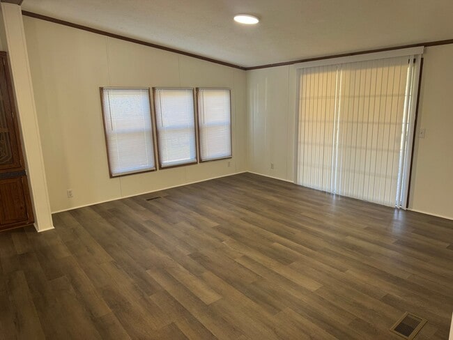 Building Photo - 3 Bedroom 2 Bathroom Home in Johnson City, TN