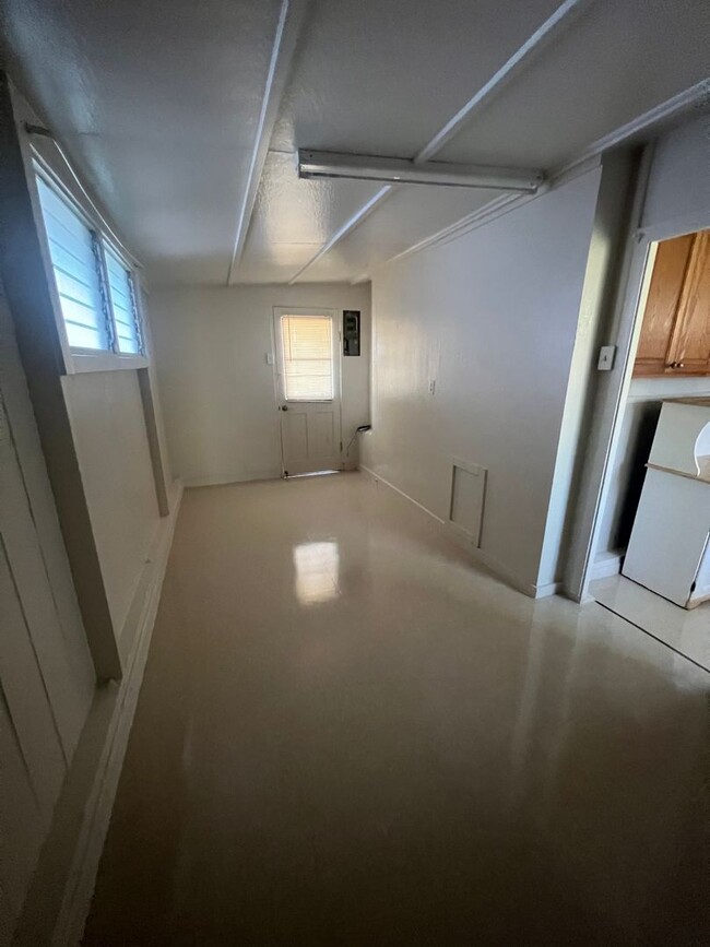 Building Photo - Cozy 1 bedroom “bachelor” in Kaimuki w/par...