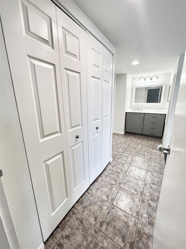 Building Photo - 2016 Main St