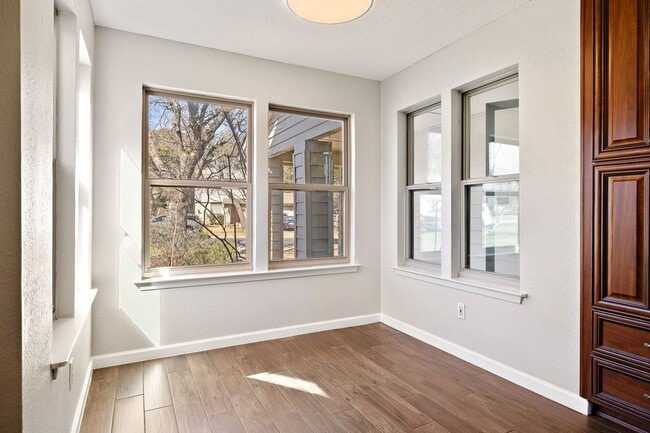 Building Photo - 4910 Pelham Dr