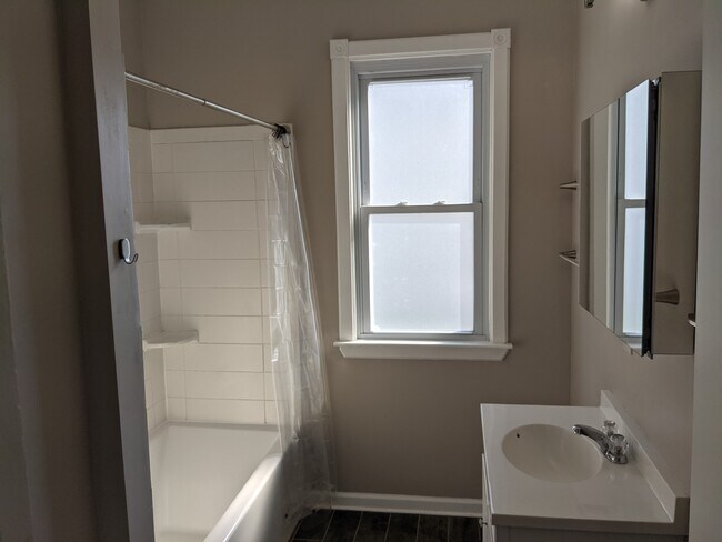 bathroom - 432 E Reservoir Ave