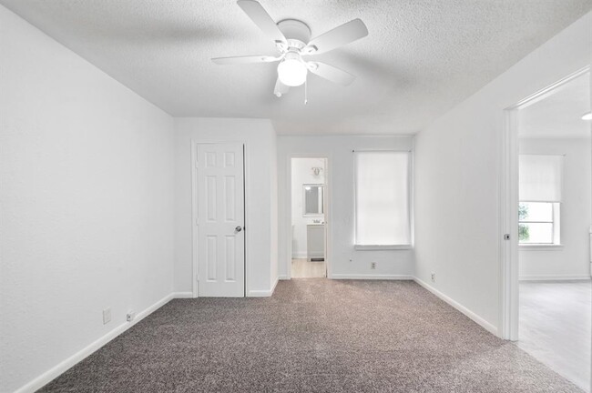 Building Photo - 806 E Emily Ave