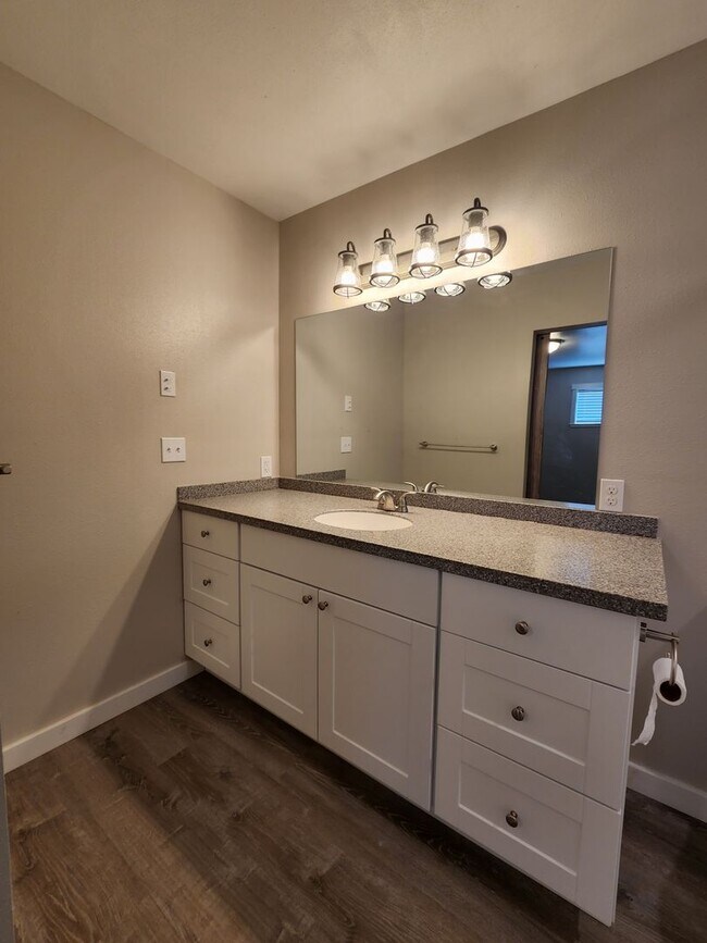 Building Photo - Stunning 2 Bedroom 2 Bathroom Home In Paye...