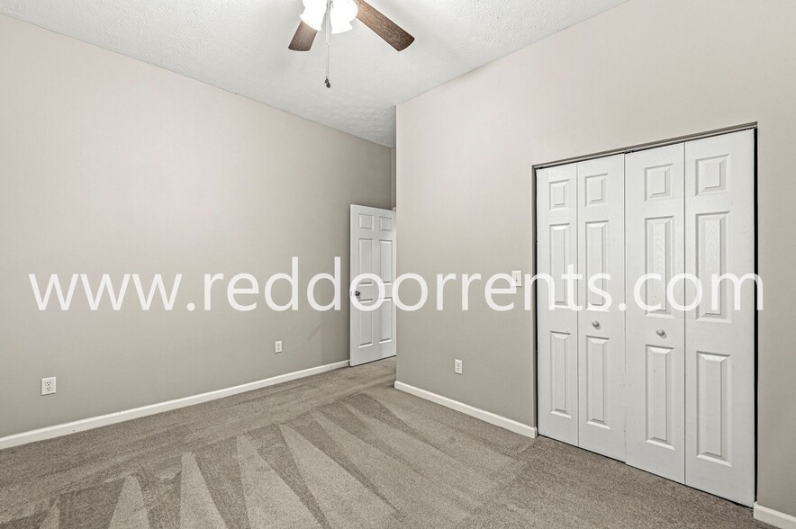 Building Photo - 2345 N Kenwood Ave