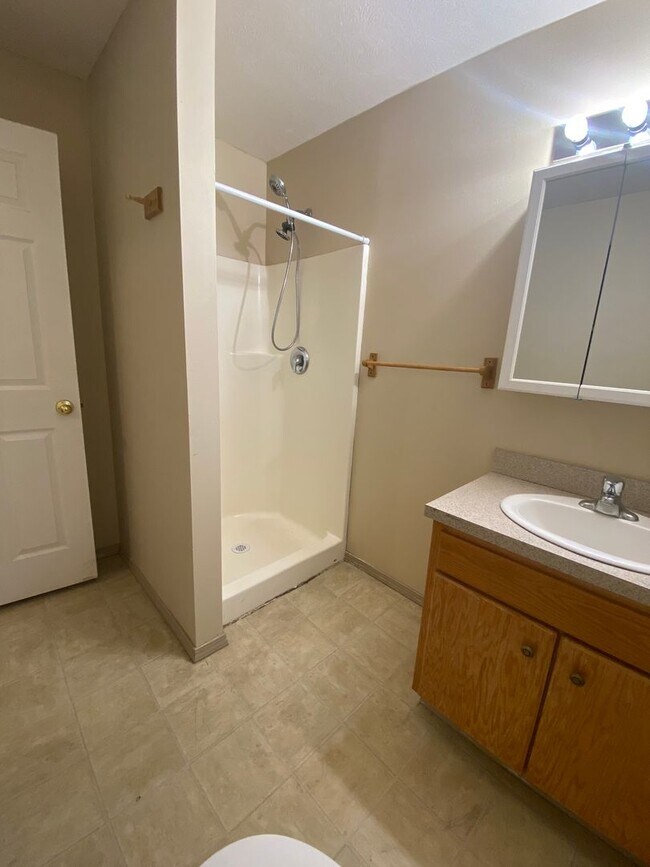 Building Photo - Upper unit-3 bed /2 bath triplex Cheney