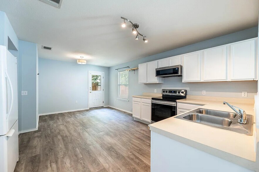 kitchen - 8719 Davis Oaks Trl