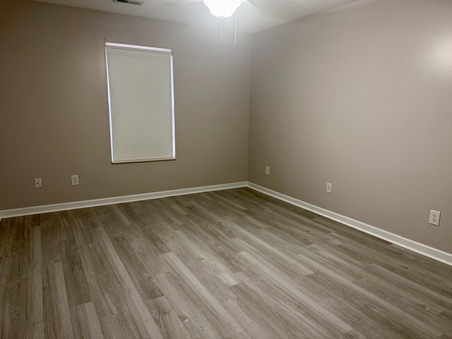 Building Photo - 1627 Maple View Way