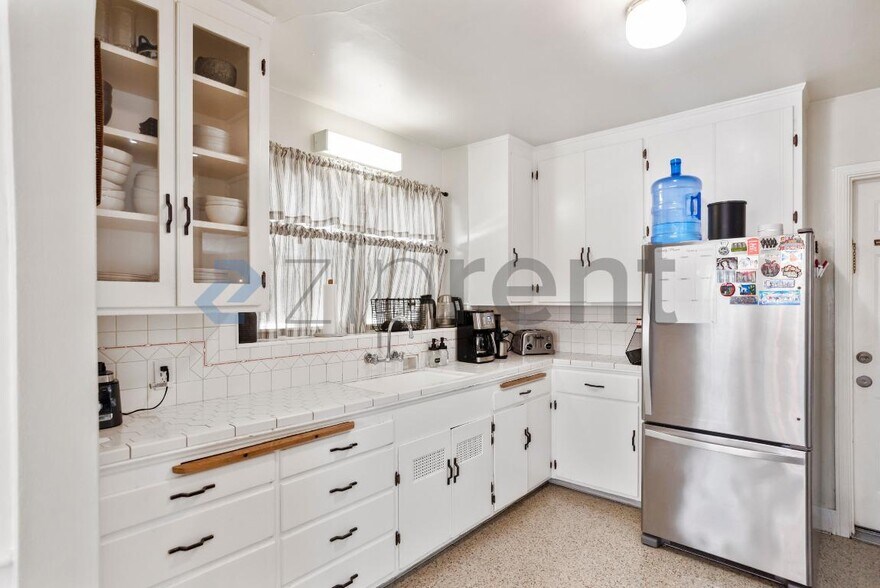 Building Photo - 1337 Acacia St